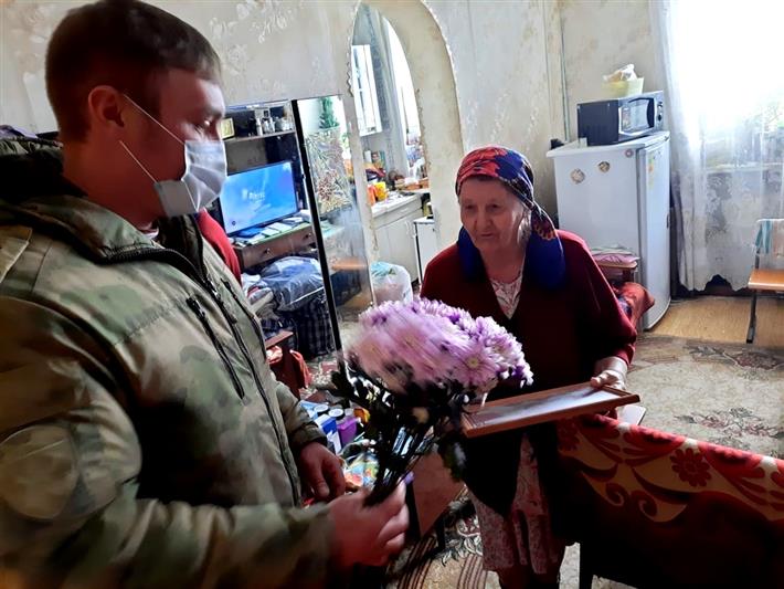 Росгвардейцы из Тувы поздравили ветерана вневедомственной охраны-труженика тыла с Днем рождения