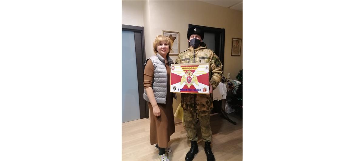 В Заполярье росгвардейцы поздравили с наступающими праздниками ветеранов, вдов и родителей погибших сослуживцев 