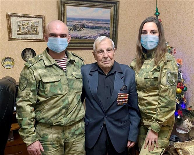 В Симферополе военнослужащие Росгвардии навестили участника Великой Отечественной войны