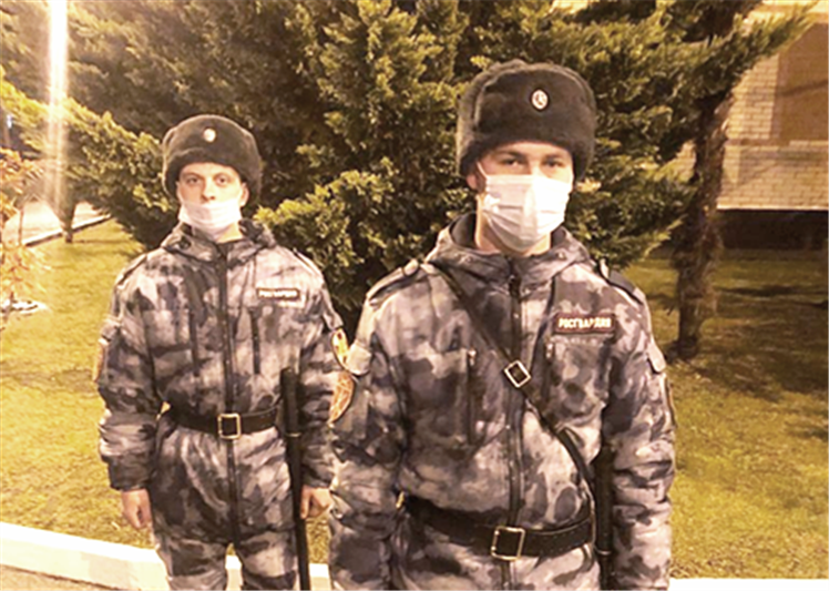 Военнослужащие полка Росгвардии предотвратили возгорание в помещении городской больницы в Сочи.