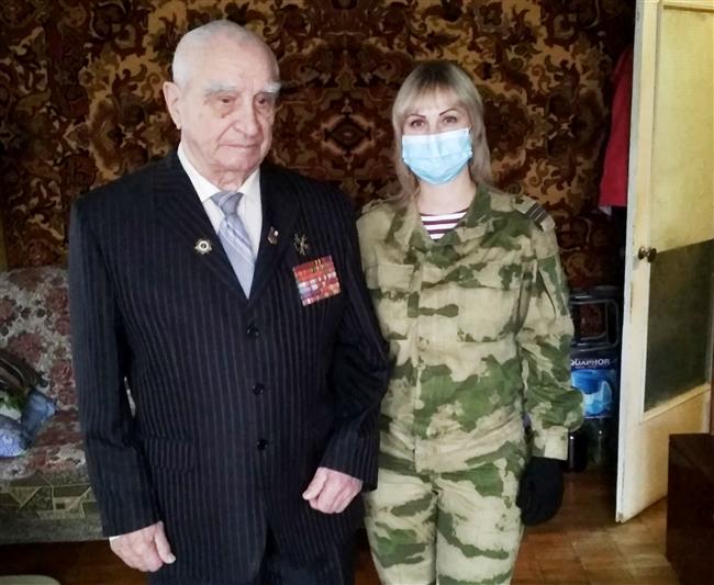 В Волгограде росгвардейцы поздравили ветерана Великой Отечественной войны с наступающим Новым годом и Рождеством