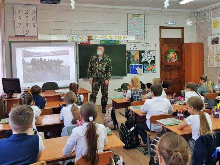 В Хакасии сотрудники спецназа Росгвардии  рассказали сельским школьникам о службе