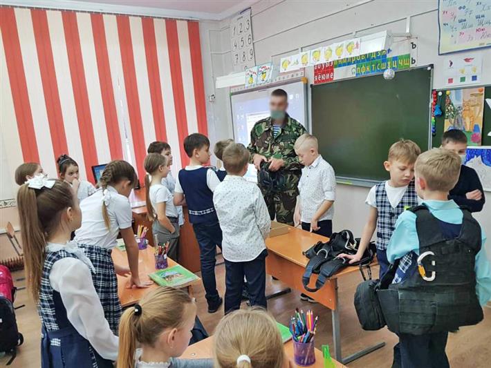 В Хакасии сотрудники спецназа Росгвардии  рассказали сельским школьникам о службе