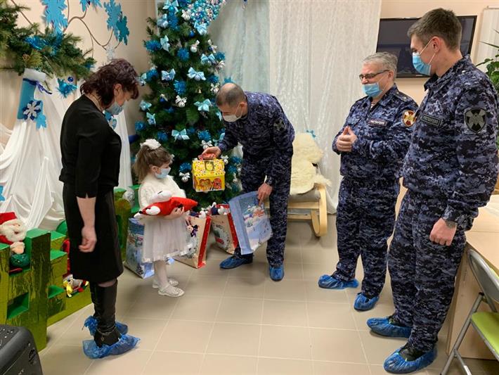 На Полярном Урале росгвардейцы вручили новогодние подарки детям из семей с трудной жизненной ситуацией