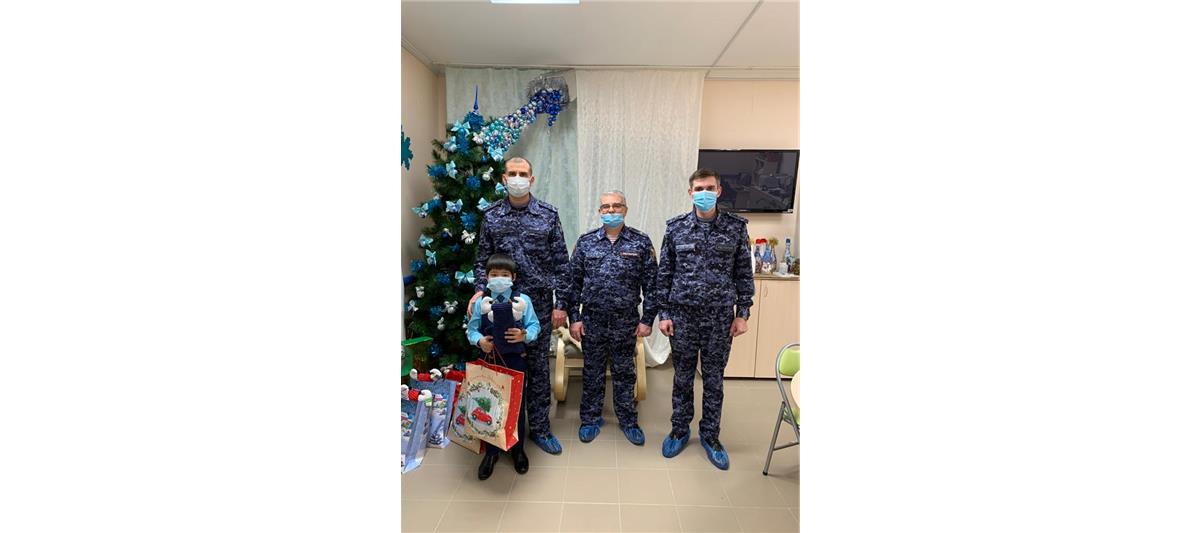 На Полярном Урале росгвардейцы вручили новогодние подарки детям из семей с трудной жизненной ситуацией