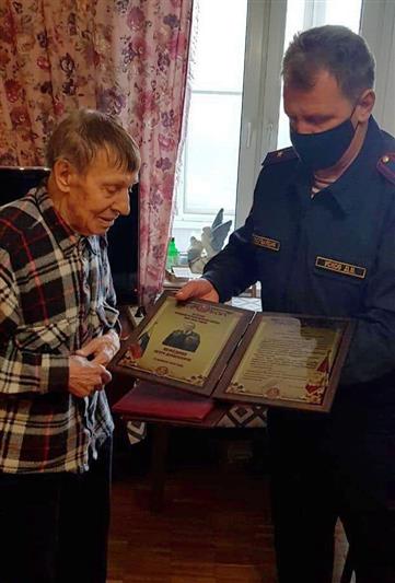 Столичные росгвардейцы поздравили ветерана Великой Отечественной войны с 98-летием 
