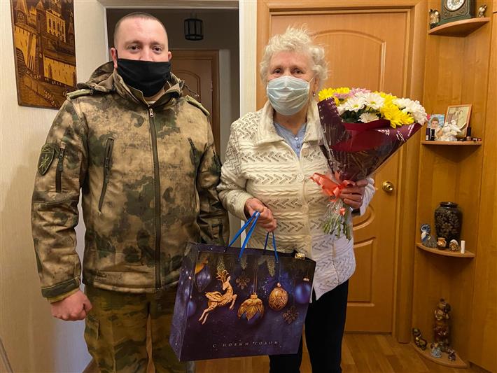 Псковские росгвардейцы поздравили с наступающим Новым годом вдову ветерана войск правопорядка  