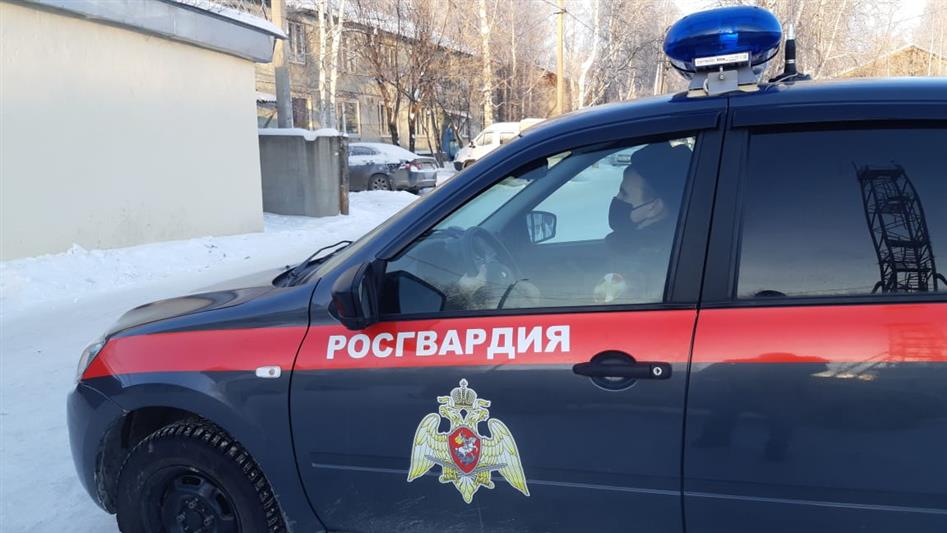 В Югре сотрудники Росгвардии оказали помощь раненному мужчине