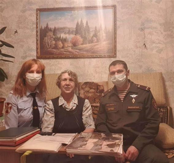 В Югре офицеры Росгвардии встретились с председателем местного cовета ветеранов блокадного Ленинграда