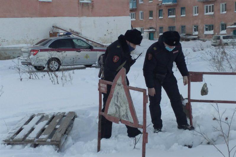В Бурятии сотрудники Росгвардии помогли упавшему в колодец ребёнку