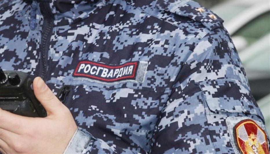 Новосибирские росгвардейцы оказали помощь спасателям МЧС в эвакуации жителей многоквартирного дома, в котором произошел пожар