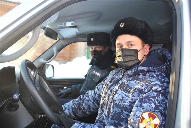 В Кирове росгвардейцы помогли мужчине, которому стало плохо на улице