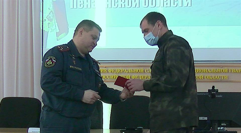 Офицеры пензенского СОБР награждены ведомственными медалями МЧС России 
