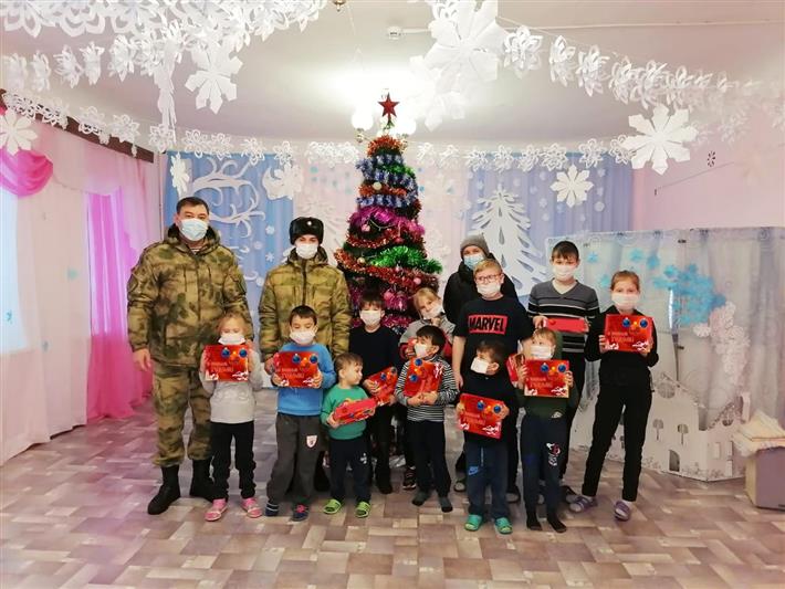Военнослужащие лесновского полка поздравили детей, попавших в сложную жизненную ситуацию, с Рождеством
