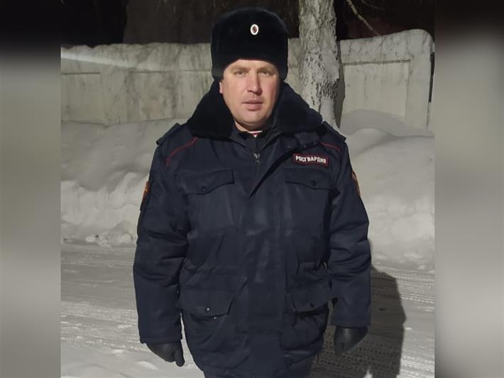 В Кузбассе росгвардеец обезвредил злоумышленника, угрожавшего ножом продавцу магазина 