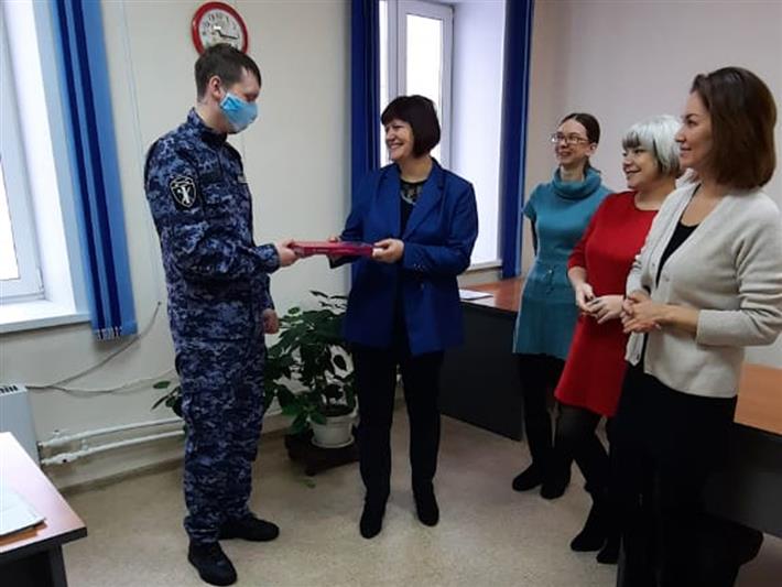 В Сибирском округе представители Росгвардии поздравили журналистов с профессиональным праздником