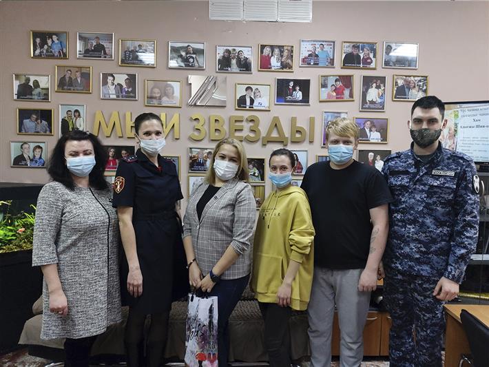 В Сибирском округе представители Росгвардии поздравили журналистов с профессиональным праздником