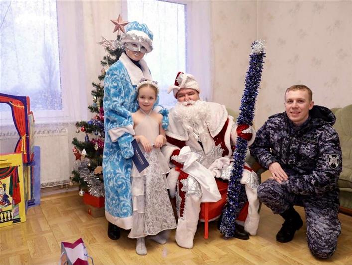 В Калининградской области сотрудники вневедомственной охраны поздравили с Новым годом детей своих коллег