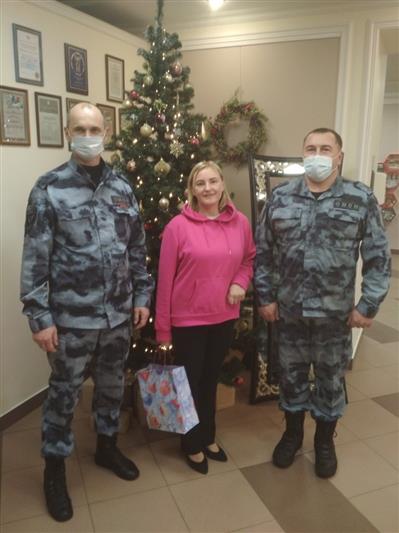 В Сыктывкаре сотрудники ОМОН поздравили с Новым Годом и Рождеством Христовым вдову погибшего коллеги