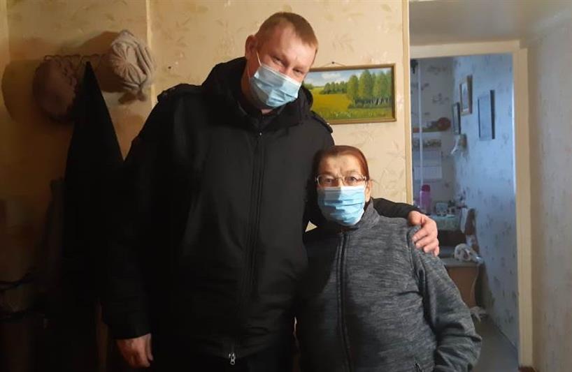 В Архангельской области росгвардейцы поздравили матерей и вдов погибших сотрудников с новогодними праздниками