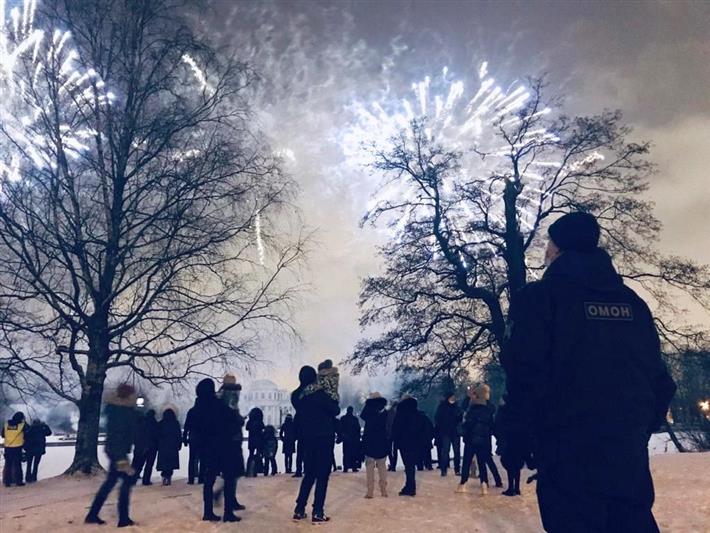 В Санкт-Петербурге сотрудники и военнослужащие Росгвардии обеспечили правопорядок при проведении рождественского фестиваля огня 