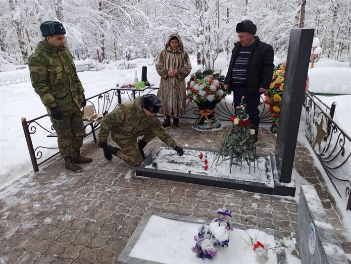 Офицеры Северо-Западного округа Росгвардии почтили память Героя Российской Федерации