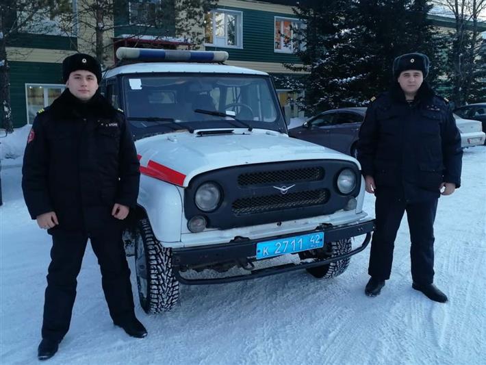 В Кузбассе росгвардейцы помогли спасти жильцов общежития во время пожара