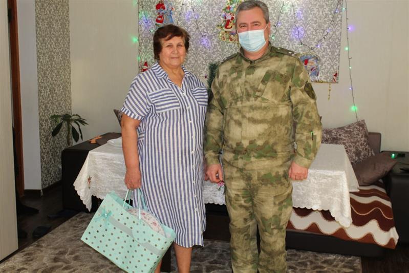 Росгвардейцы Карачаево-Черкесии поздравили с наступающим праздником Рождества Христова мать Героя России Евгения Остроухова
