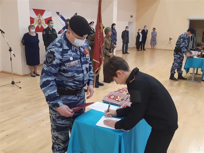 Ряды кадет Росгвардии в Тюменской области пополнили  тридцать школьников (видео)