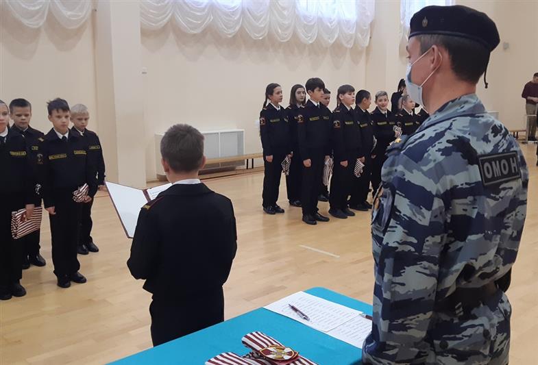 Ряды кадет Росгвардии в Тюменской области пополнили  тридцать школьников (видео)