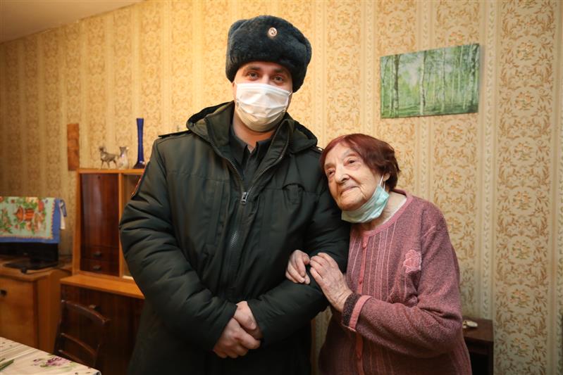 Офицеры Северо-Западного округа Росгвардии навестили жителей блокадного Ленинграда