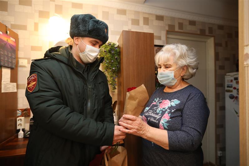 Офицеры Северо-Западного округа Росгвардии навестили жителей блокадного Ленинграда