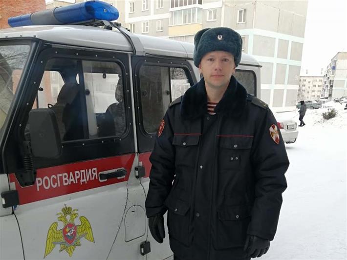 В Кузбассе росгвардеец оказал помощь пострадавшему в ДТП пешеходу