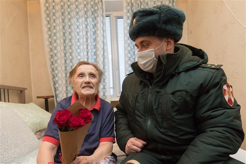 Офицеры Северо-Западного округа Росгвардии навестили жителей блокадного Ленинграда