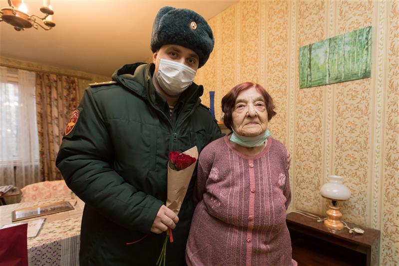 Офицеры Северо-Западного округа Росгвардии навестили жителей блокадного Ленинграда