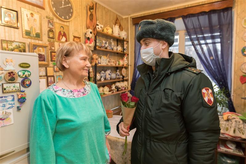 Офицеры Северо-Западного округа Росгвардии навестили жителей блокадного Ленинграда