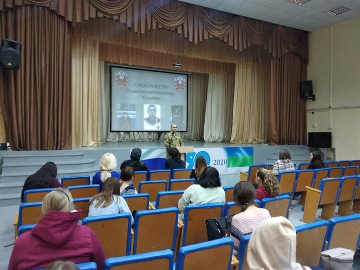 Военнослужащие Росгвардии рассказали сыктывкарским студентам о своем сослуживце - Герое Российской Федерации Александре Пузиновском