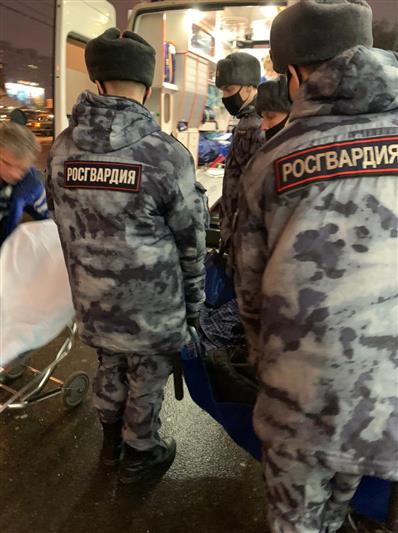 Столичные росгвардейцы оказали помощь человеку, которому стало плохо на платформе станции метрополитена