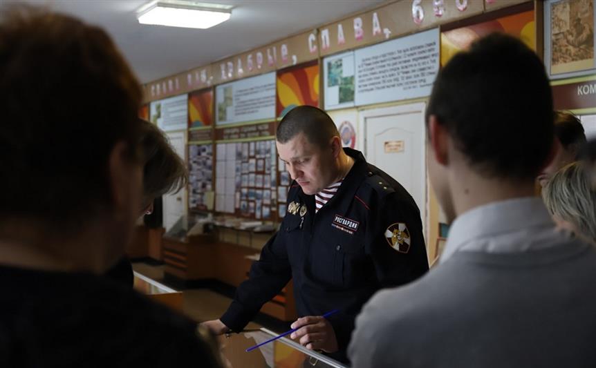 Тульский росгвардеец пришел на помощь подростку, пострадавшему в ДТП
