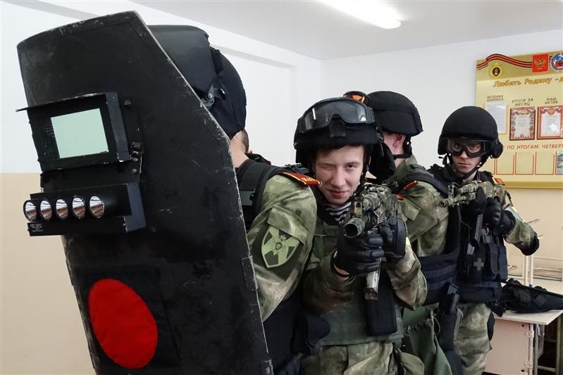 В Барнауле сотрудники СОБР Росгвардии поделились секретами профессионального мастерства с кадетами профильного класса