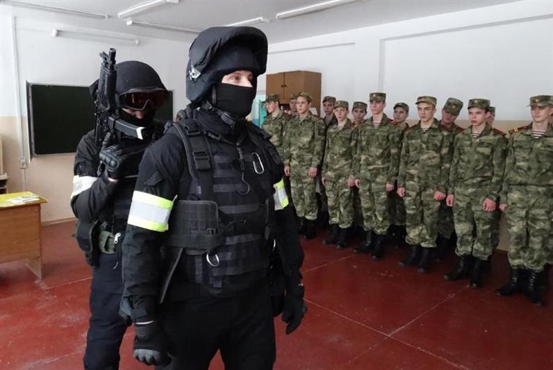 В Барнауле сотрудники СОБР Росгвардии поделились секретами профессионального мастерства с кадетами профильного класса