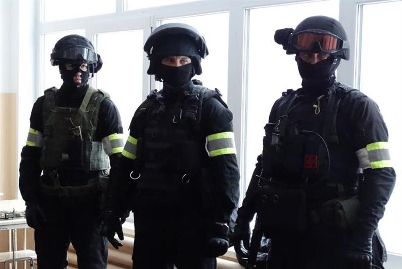 В Барнауле сотрудники СОБР Росгвардии поделились секретами профессионального мастерства с кадетами профильного класса