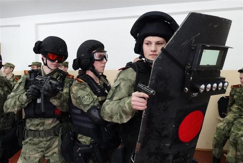 В Барнауле сотрудники СОБР Росгвардии поделились секретами профессионального мастерства с кадетами профильного класса