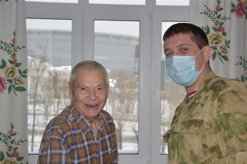 В Уральском округе Росгвардии поздравили с 95-летием ветерана Великой Отечественной войны