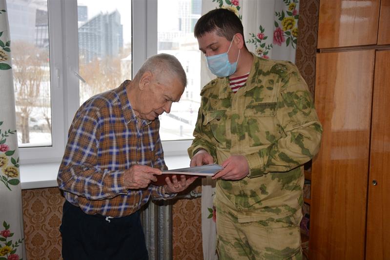 В Уральском округе Росгвардии поздравили с 95-летием ветерана Великой Отечественной войны