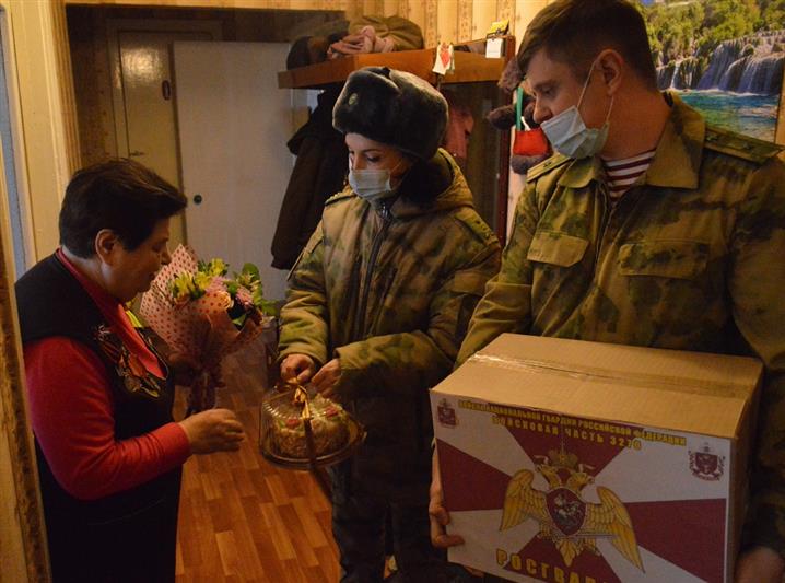 В Подмосковье военнослужащие центра подготовки личного состава Росгвардии навестили  ветерана, пережившего блокаду Ленинграда