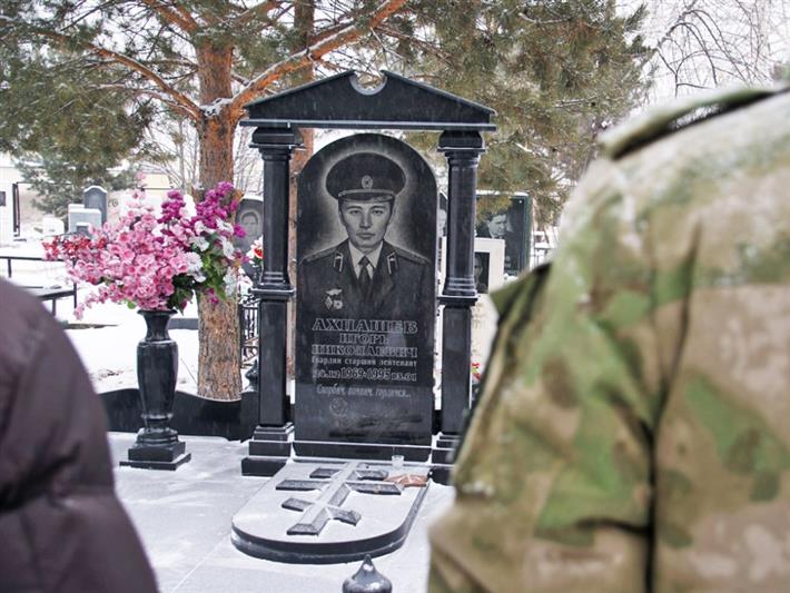 В Хакасии росгвардейцы почтили память Героя России Игоря Ахпашева