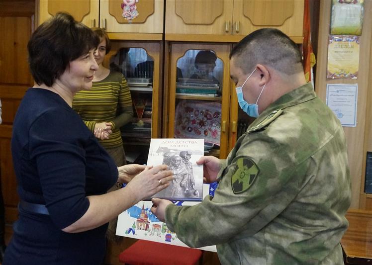 Военнослужащие Росгвардии в Омске приняли участие в презентации книги «Дом детства моего» о детях блокадного Ленинграда
