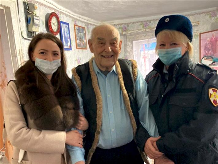 В Георгиевске сотрудники Росгвардии навестили ветерана  Великой Отечественной войны 