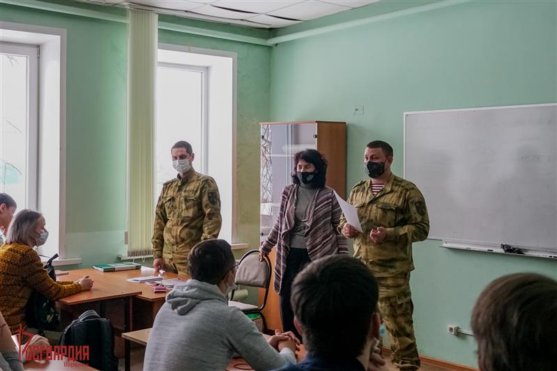 Воронежские росгвардейцы проводят профориентационные занятия для учеников образовательных учреждений 